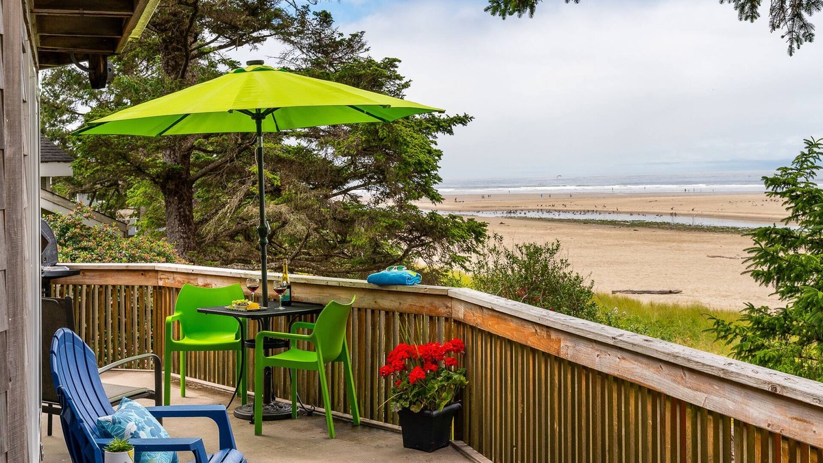 Cannon Beach House | Castle:}Ocean&BeachViews~DogsOK~Walk to Eats~Shops~Galleries~CandyStore~Bakery~