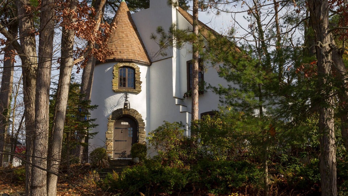 West Elmira House | Castle on Glen