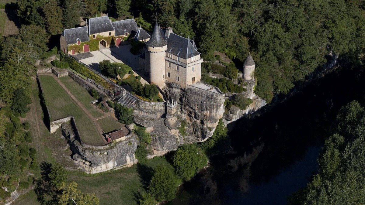 Thonac Other | Castle perched 25m above the river, swimming pool & park, stove option