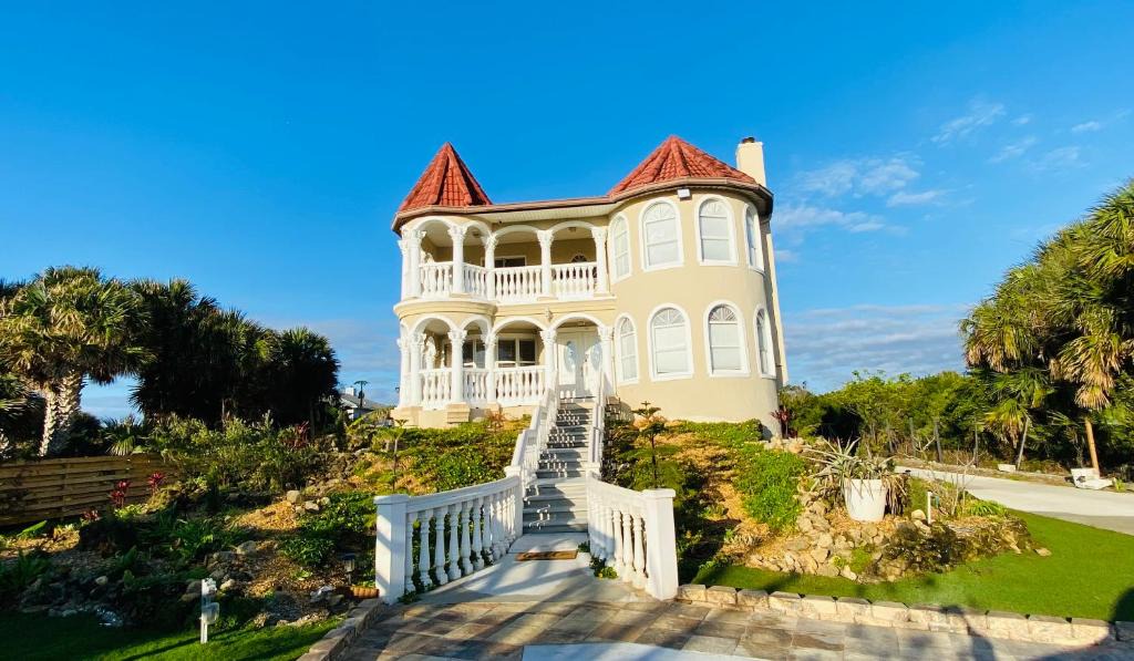 Painters Hill House | Castle, pvt pool, hot tub, beach, mini-golf, dock, fishing, ping pong
