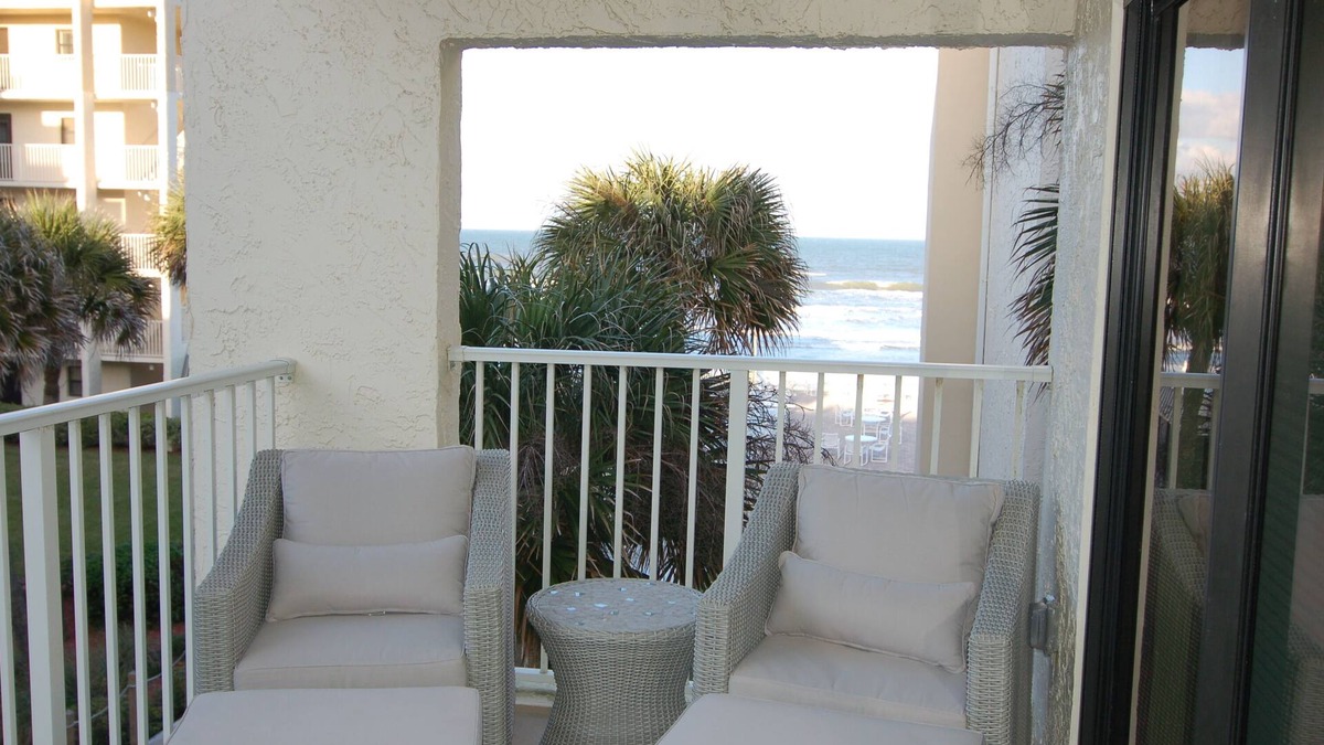 New Smyrna Beach Condo | Castle Reef 317 Large 1 Bedroom Condo Great Ocean View on Car Free Beach