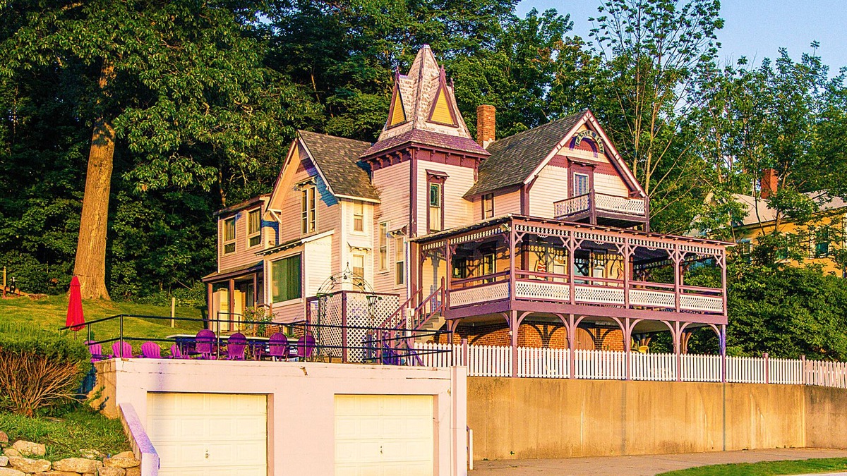 Weirs Beach House | Castle Rest - At The Center Of Weirs Beach