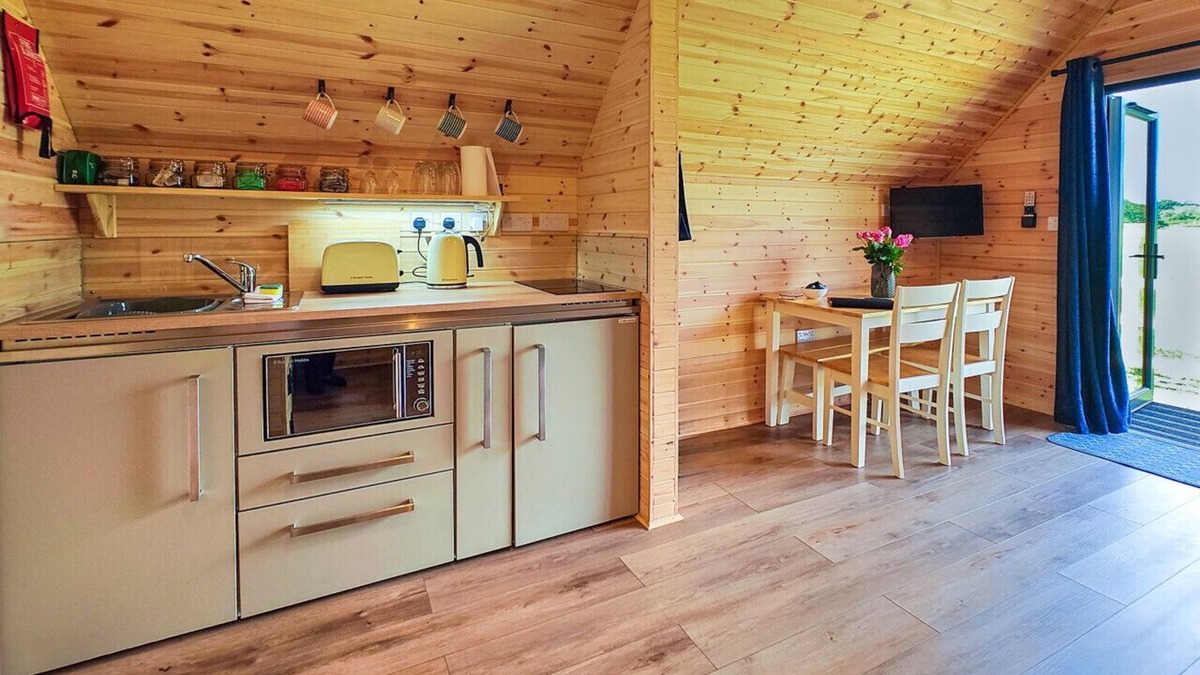 Upper Dicker House | Castle Rock Cabin - One Bedroom House, Sleeps 2