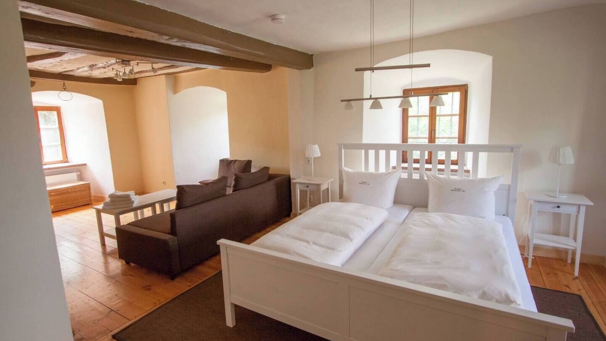 Baiertal Apartment | Castle Room 2 - ground floor - a place in the green.