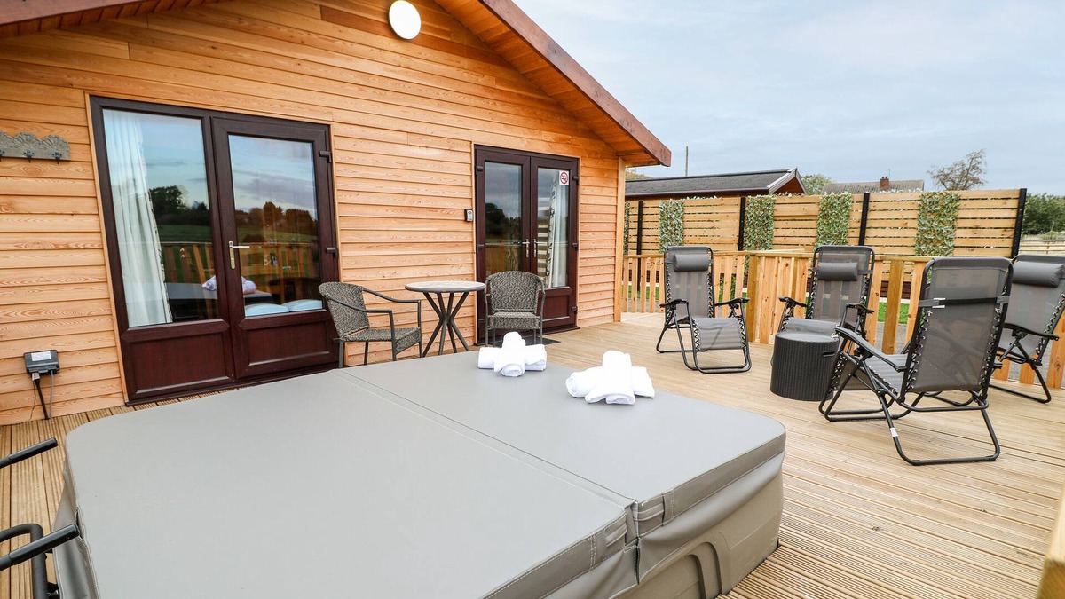 Scropton Cottage | CASTLE VIEW LODGE, family friendly in Hatton, Derbyshire
