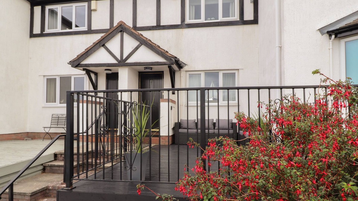 Deganwy House | CASTLE VIEW, pet friendly, country holiday cottage in Deganwy