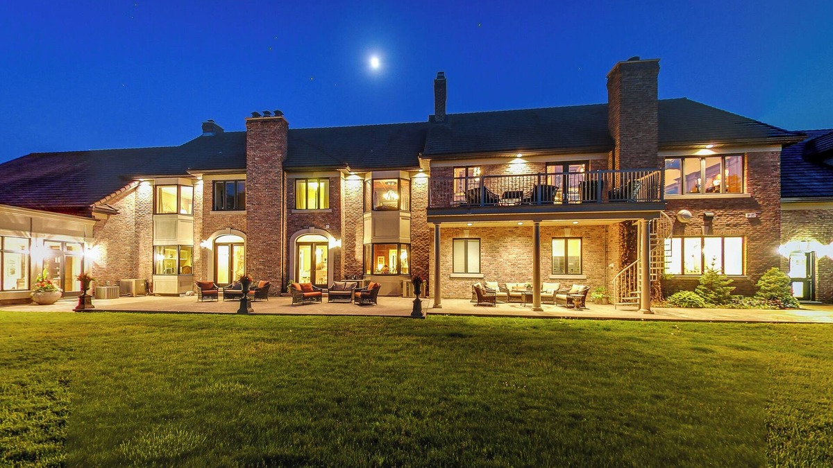 Grimsby Other | Castle with Great Views: GTA Skyline & Modern Cities & Nature Mountains & Beach