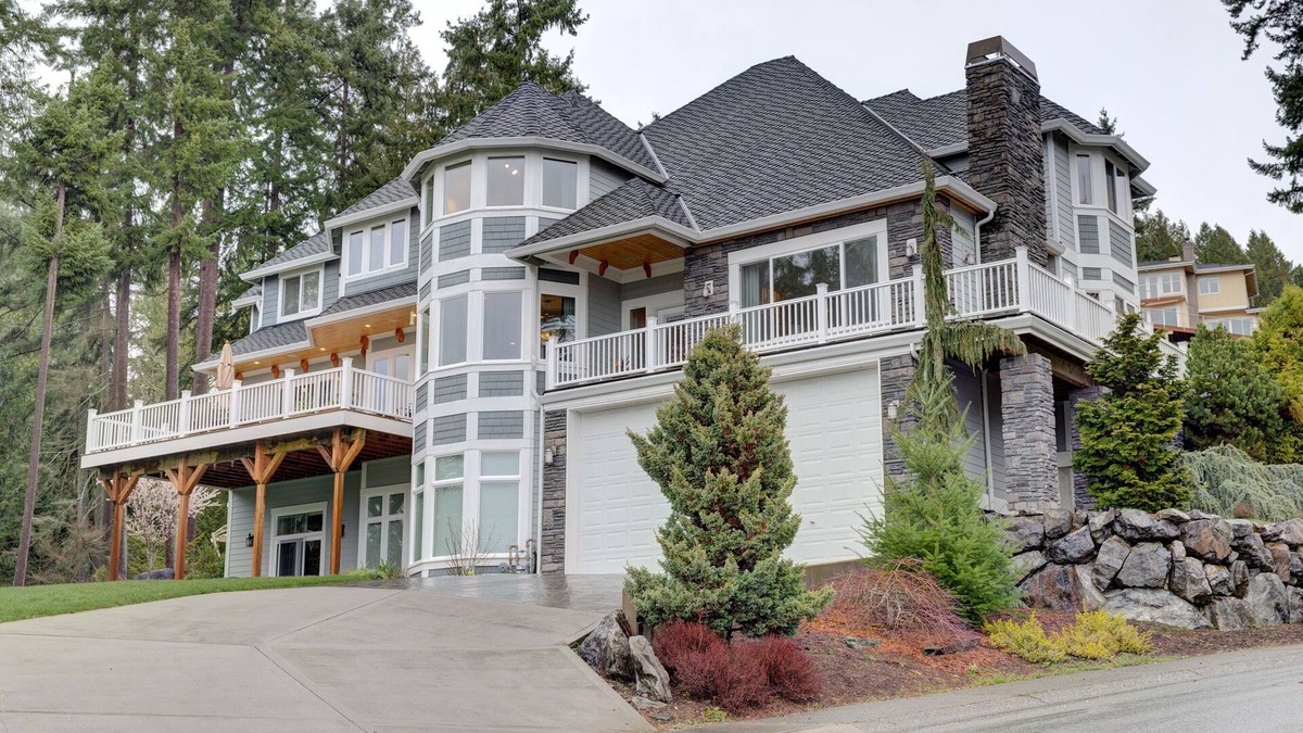 Inglewood House | Castle with the Lake Sammamish View
