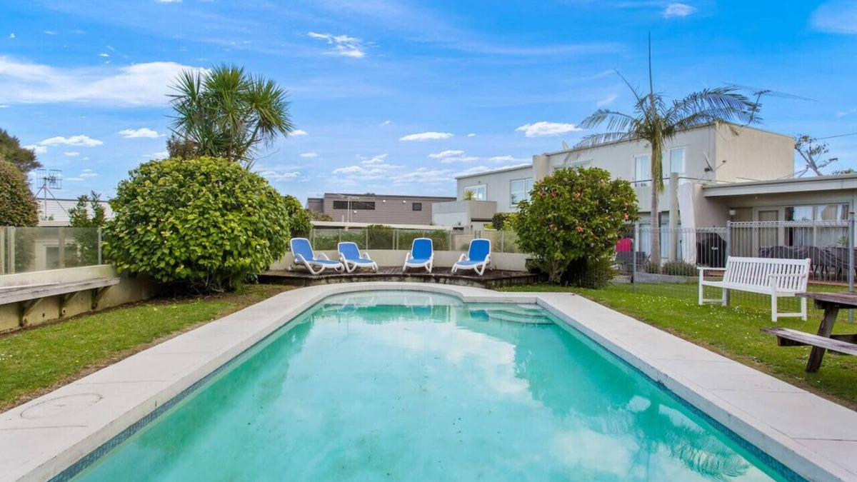 Castor Bay Apartment | Castor Bay Escape | Auckland Seaside Suburb | Pool