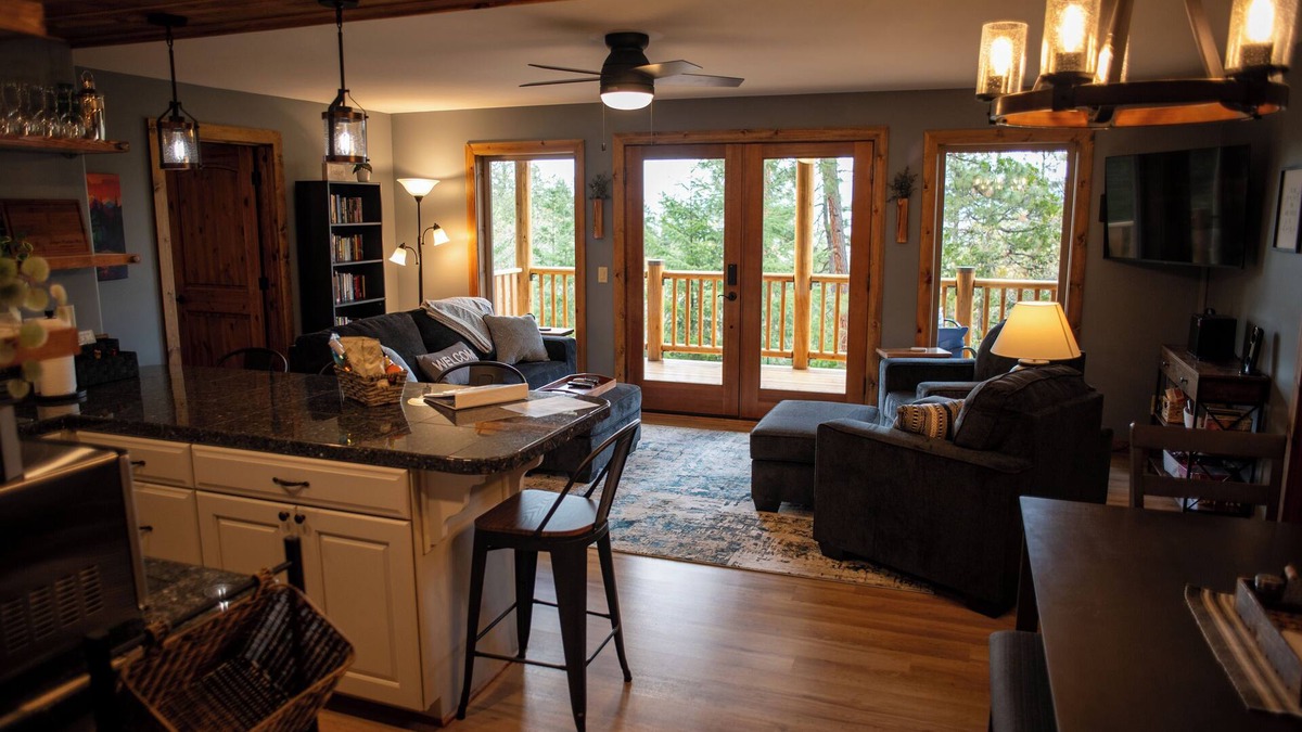 Ashland House | Casual luxury retreat: Siskiyou Mountain Place. 2 br, kitchenette.