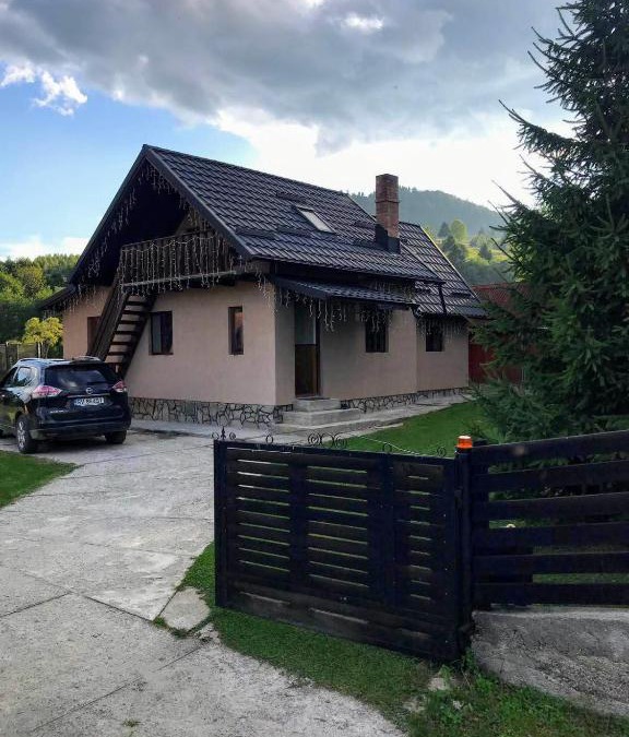 Vama House | Casuta Alesia & David, relaxare la poalele Raraului