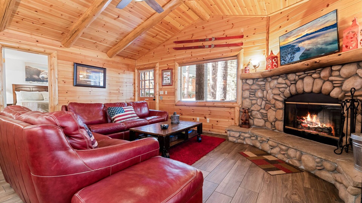 Big Bear Lake House | Catalina Creekside Cabin - Log Cabin, Perfect for Couples, Fenced Yard