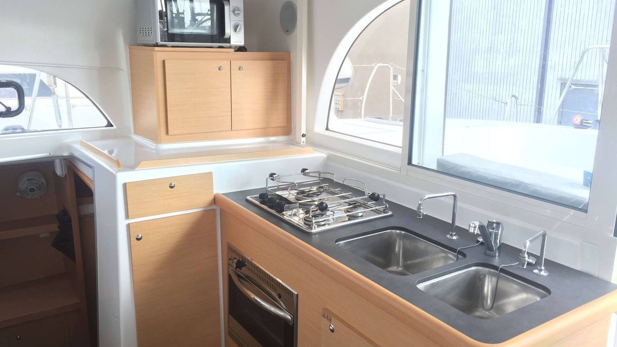Pointe Croisette Boat Rental | CATAMARAN AT QUAY