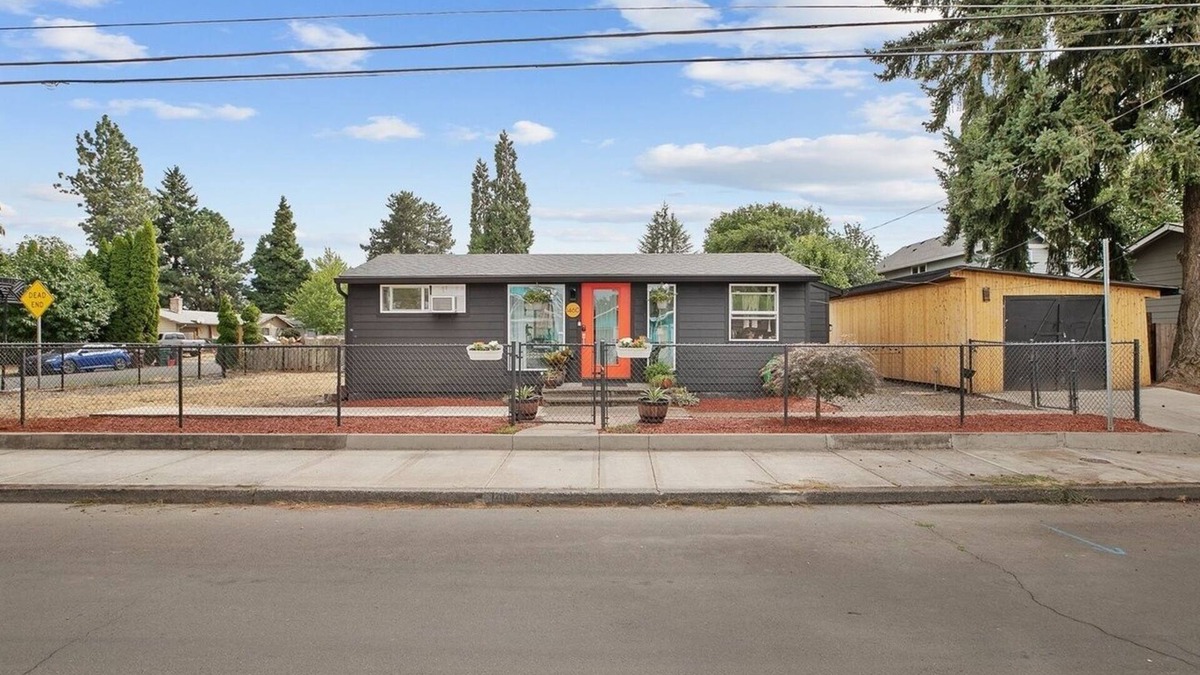 Hillsboro House | Catch the end of Summer now! Quiet & comfy, 1GB web, close to everything.