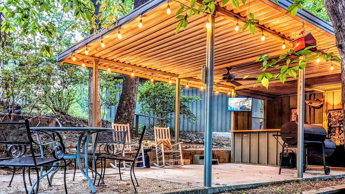 South Toledo Bend Cabin | Catchin' 247 - Lakefront hideaway, outdoor spa, bar, firepit!