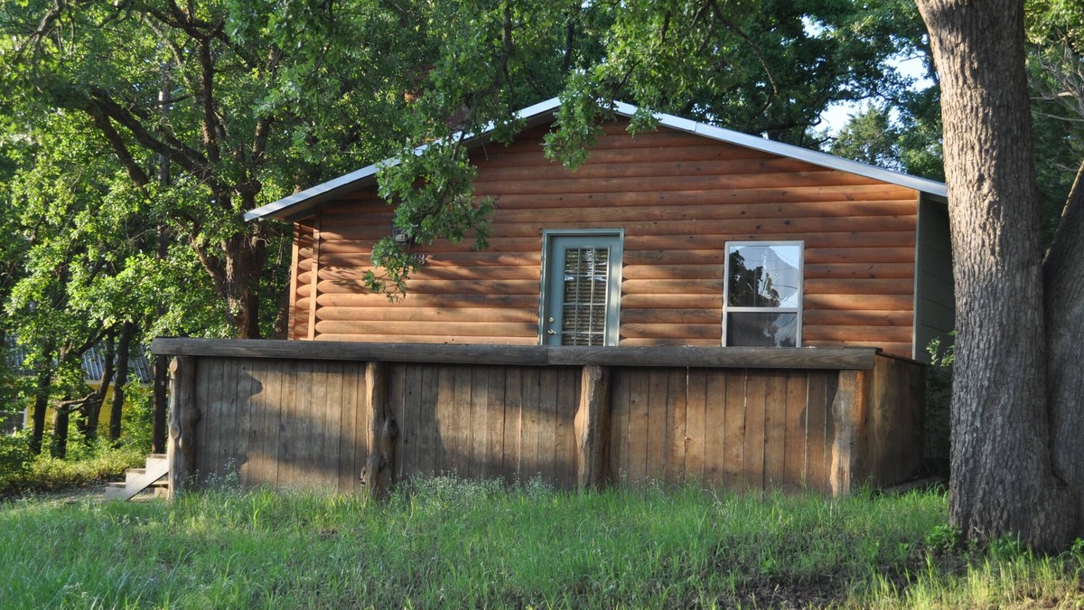 Gordonville Cabin | Catfish Cabin- cozy cabin near water in Texoma! Sleeps 4+
