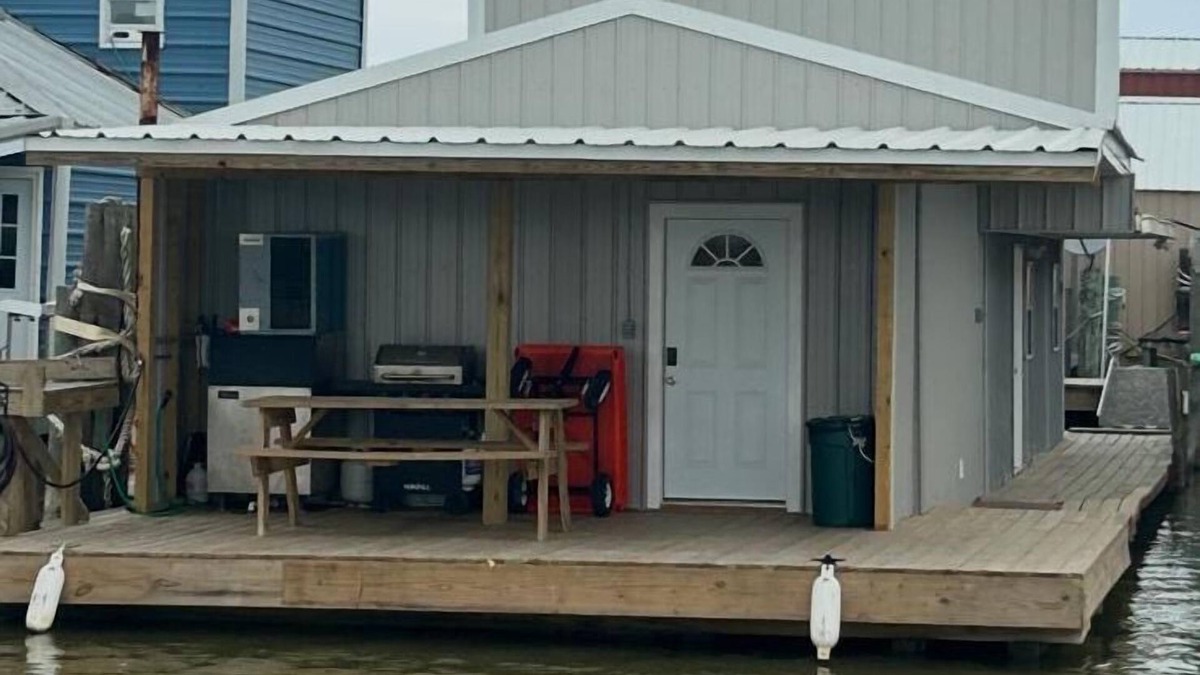 Venice Boat Rental | Catfish house boat for rent, sleeps 8,Ice machine. perfect place to fish 🐠
