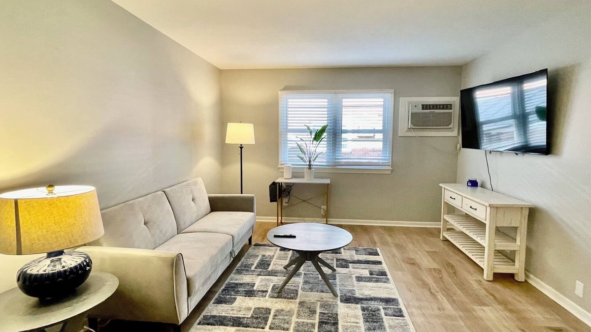 Joslyn Castle Apartment | Cathedral 1-Walking Distance to UNMC