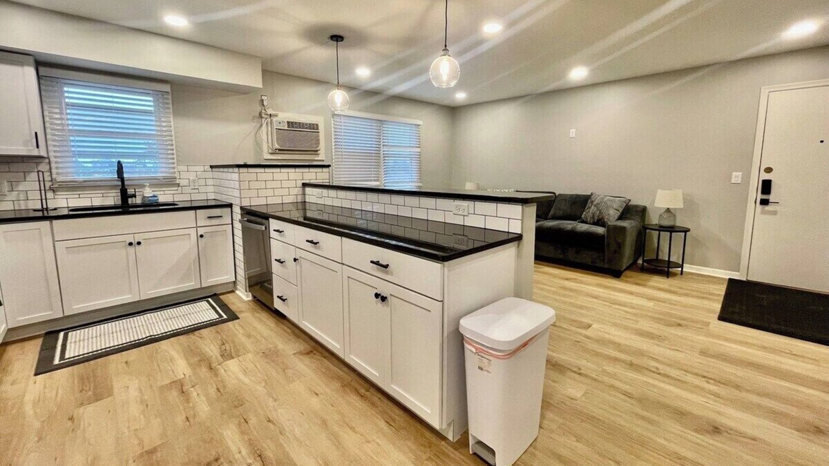 Joslyn Castle Apartment | Cathedral 6-Walk to UNMC!