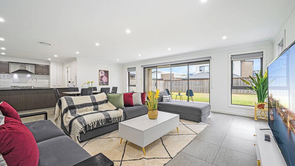 Catherine Field House | Catherine Field Spacious Modern 4Br homen