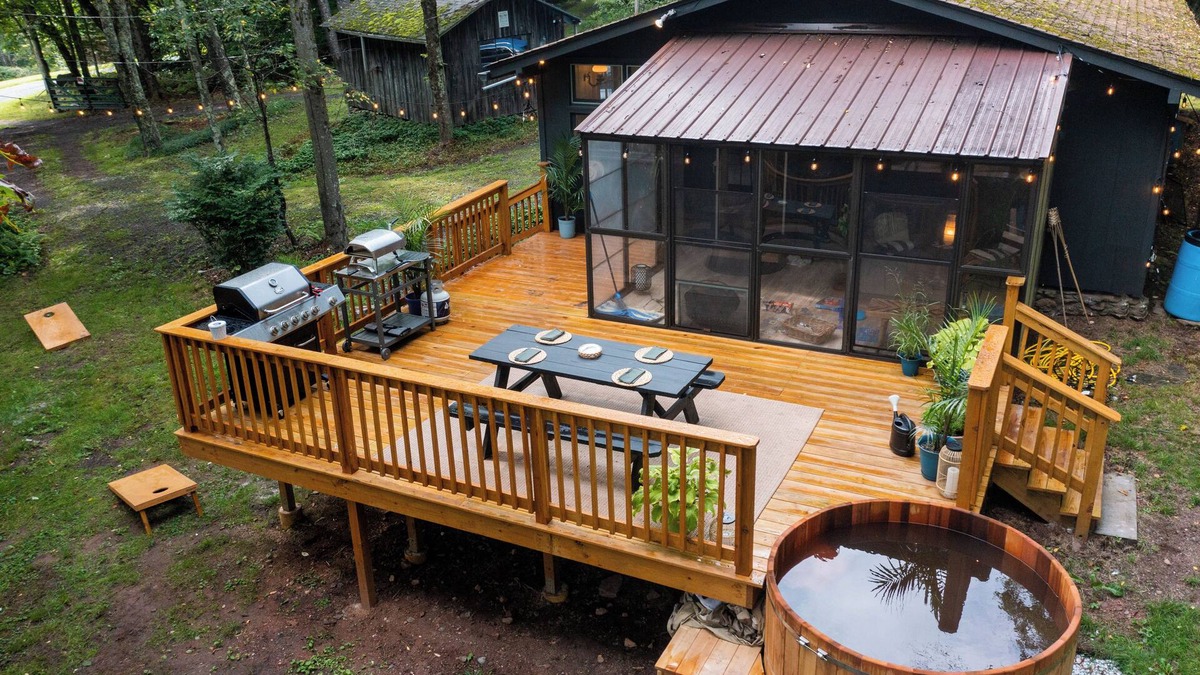 Town of Denning Cabin | Catskill Retreat: Cozy Cabin with Cedar Hot Tub & Pet-Friendly