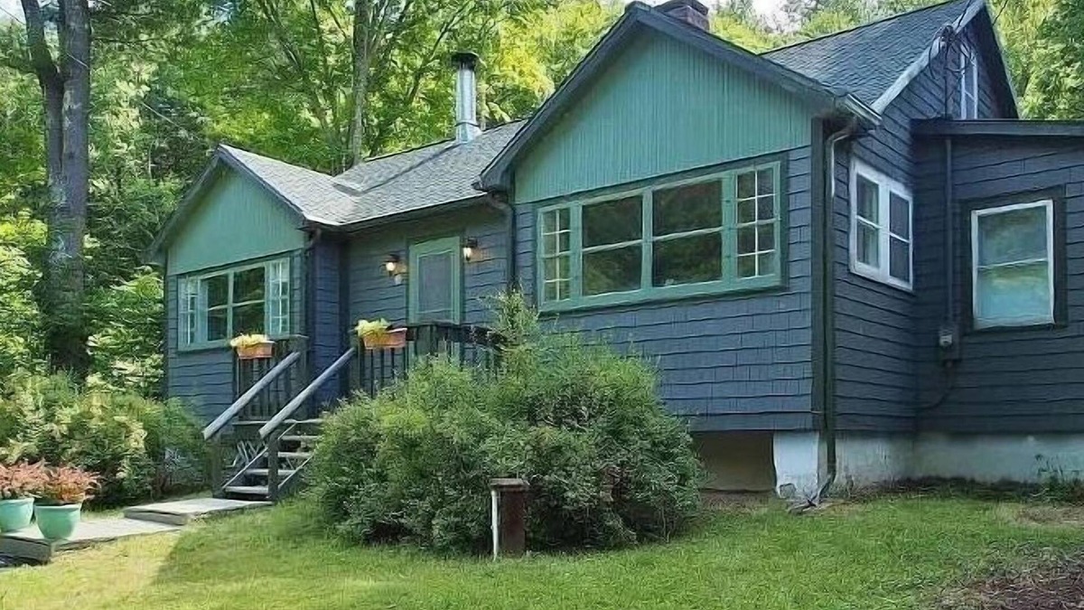 Phoenicia Cabin | Catskills Cabin with Hot Tub near Hiking