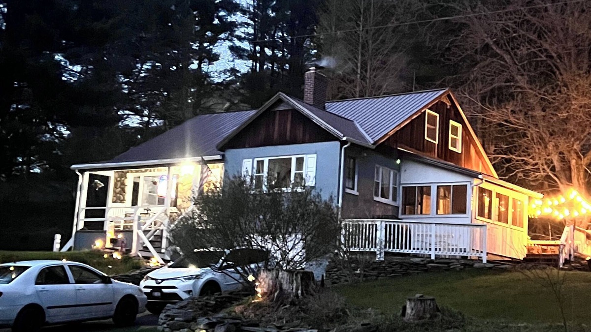 East Branch Ski Chalet | Catskills Cozy Chalet Near The Delaware River Hot tub, Fire pit and Soaking Tub