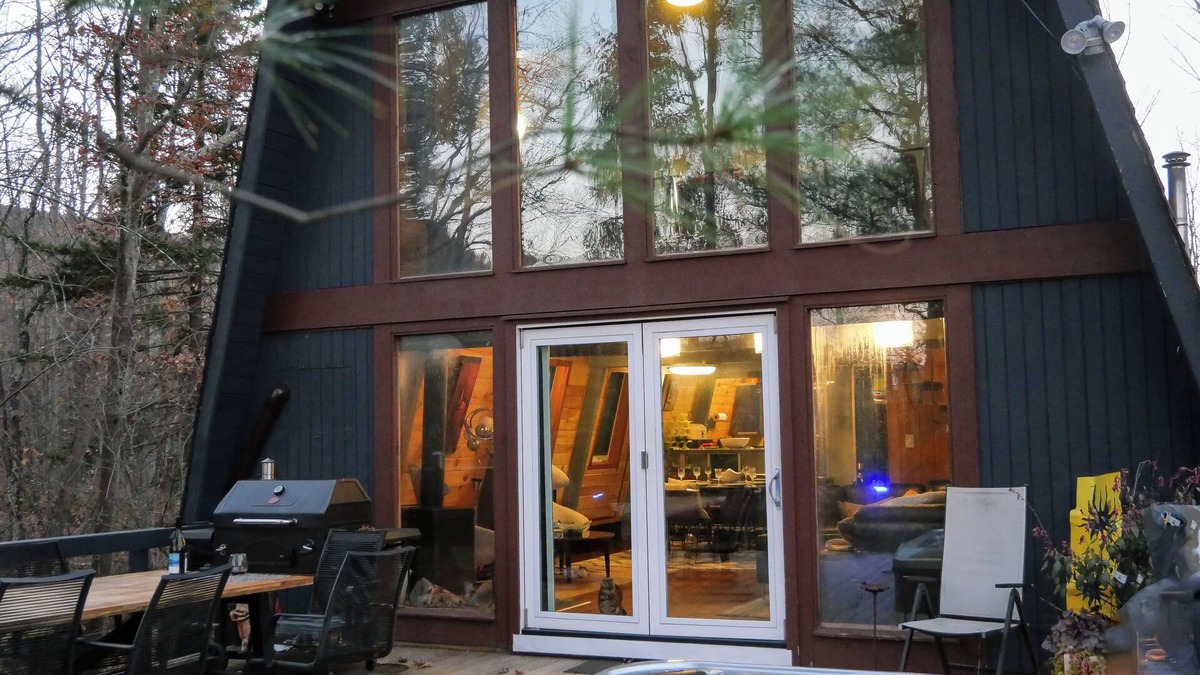 Hunter House | Catskills Retreat @ Hunter Mountain: Walk to Octoberfest-Hot Tub-Fire Pit-Pets