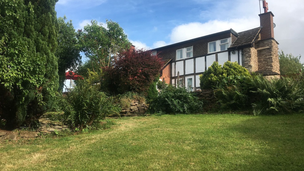 Pencombe Cottage | CAUSEWAY COTTAGE, family friendly, with a garden in Pencombe