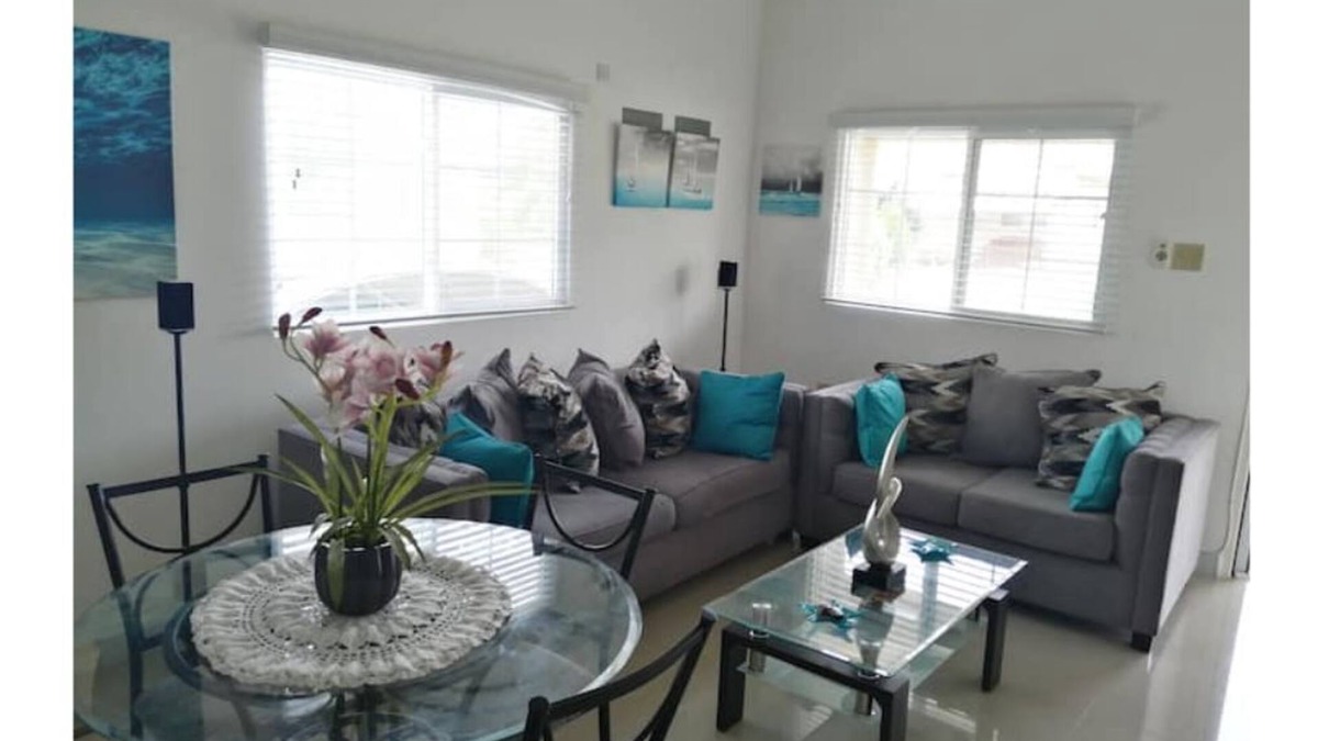 Kingston House | Caymanas Sea Breeze