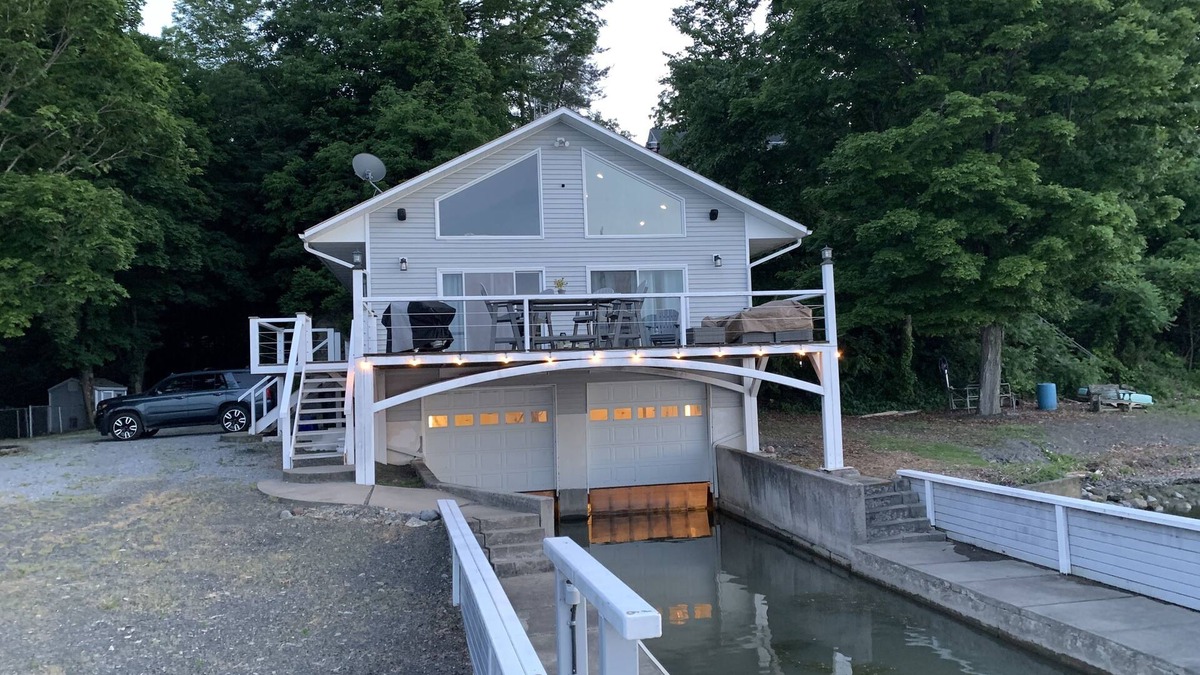 Poplar Ridge House | Cayuga Lake Front Home