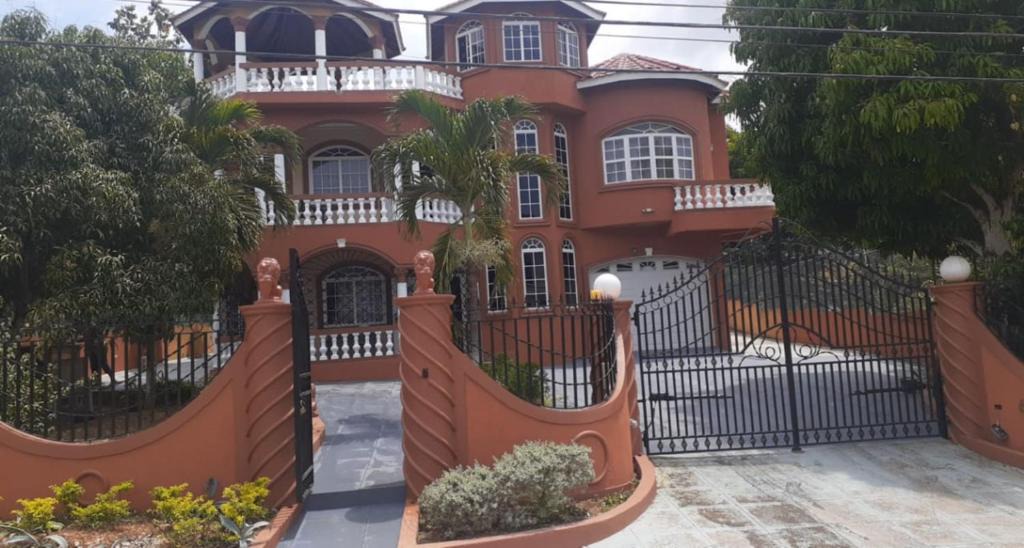 West Gate Hills House | Cazwin Villas