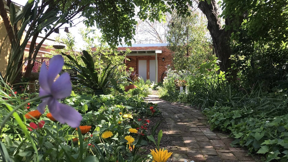 Dubbo Cottage | CBD luxury - near cafes, parks & art. Free bikes
