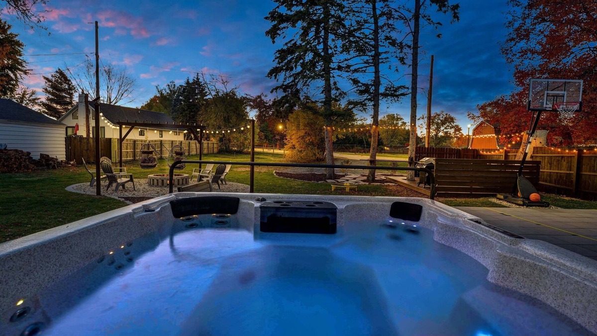 South Bend House | ~CBS Featured~ HUGE HOT TUB|CINEMA|Firepit