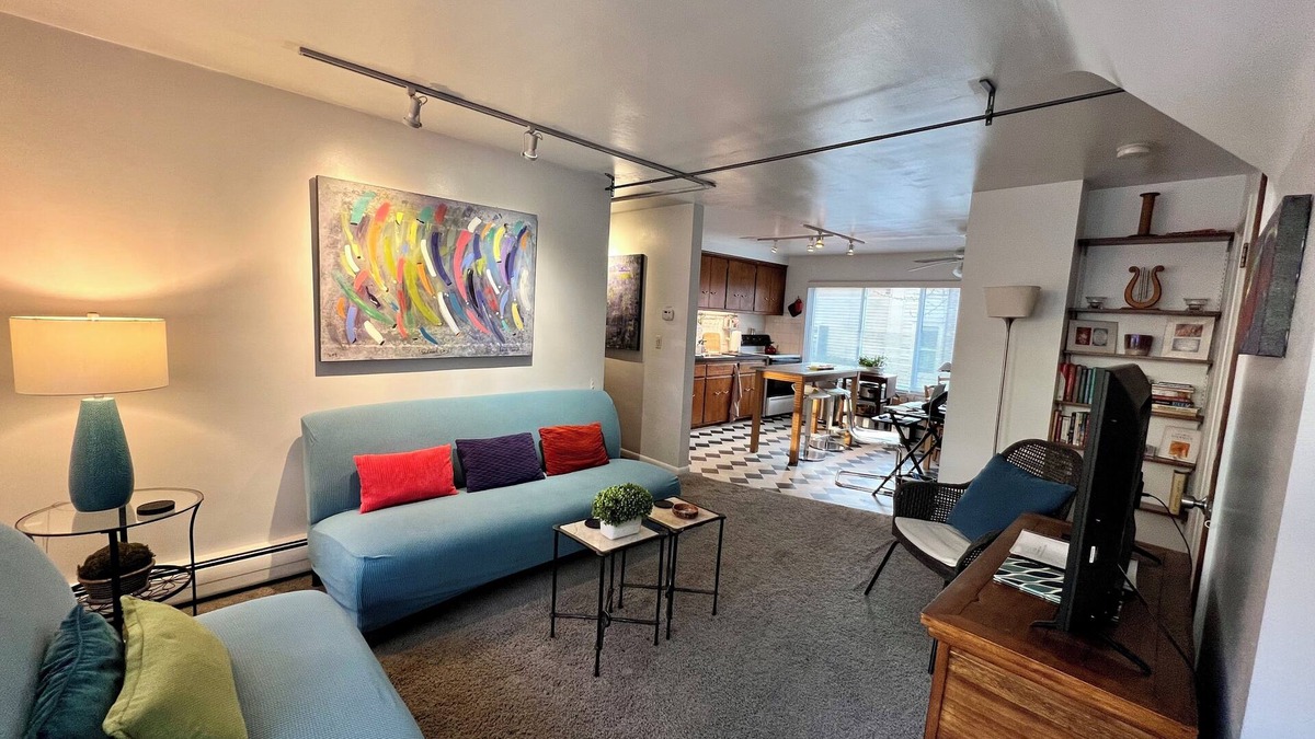 Ann Arbor House | CD1 Downtown Garden Flat (Central)