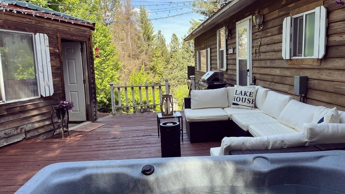 Worley Cabin | CDALake-Kayaks-Hottub-BoatSlip-PoolTable