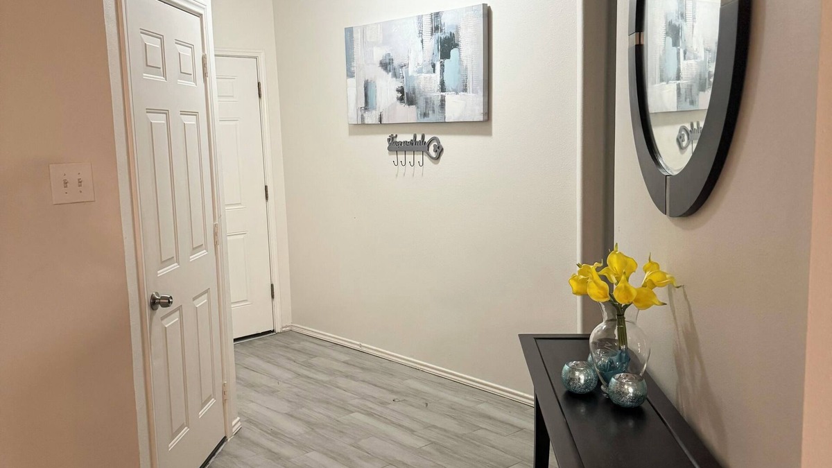 Houston House | CeCe's Place - Close to all of Houston's Finest