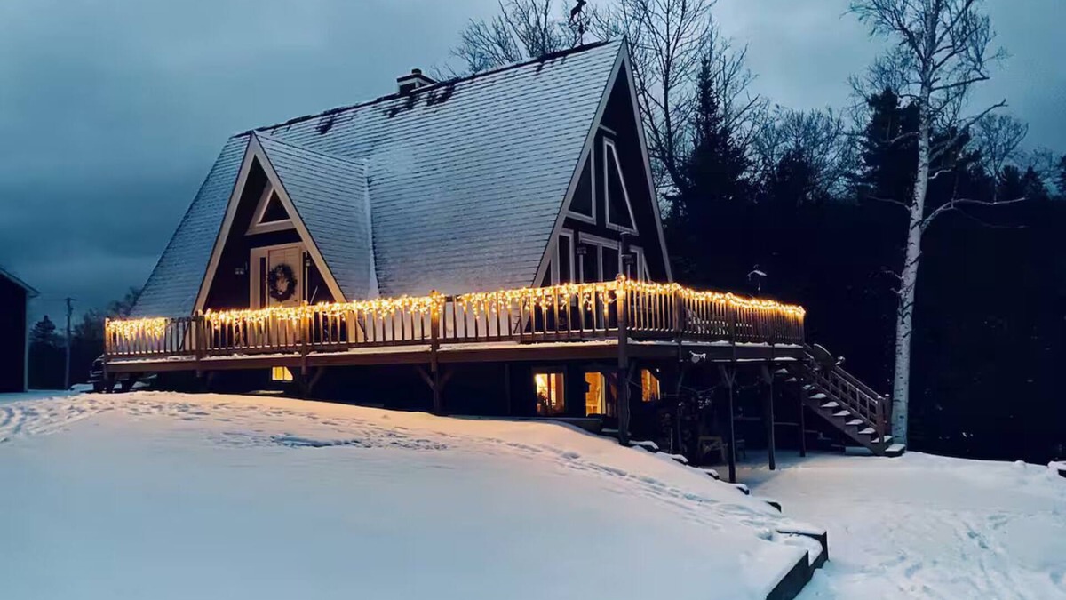 Glover Cabin | Cedar A-frame cabin with finished bunkhouse, sleeps 14. WiFi, AC in Glover, VT