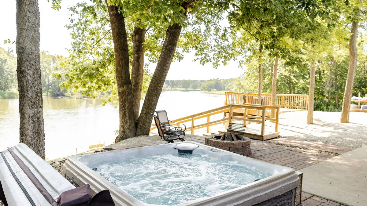 Charles City Cabin | Cedar Bend Cabin with 4 person hot tub!