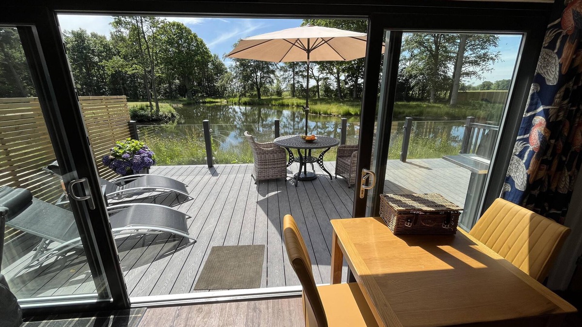 Storwood Cabin | Cedar Boutique Lodge-dog, fishing and Spa access
