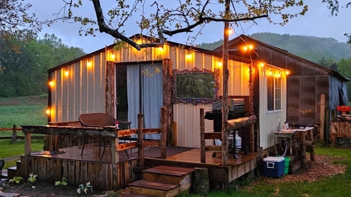 Hartsburg House | Cedar Bungalow - Peaceful & Relaxing Glamping Farm Getaway