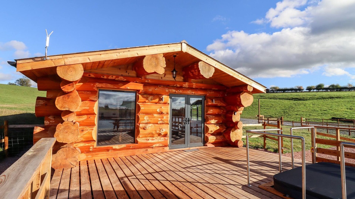 Upper Sapey Cottage | CEDAR CABIN, pet friendly, with hot tub in Clifton Upon Teme