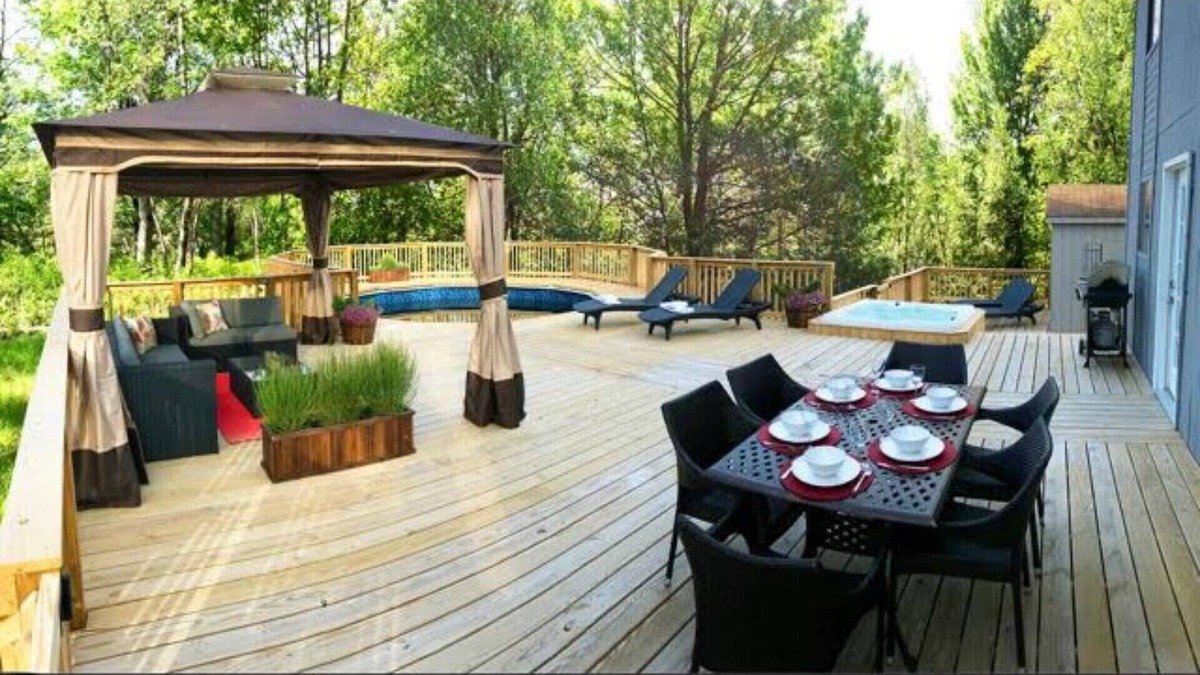 Long Pond Cabin | CEDAR CABIN Stylish Retreat w Onsite Pool, Hot Tub and Fire Pit in the Poconos