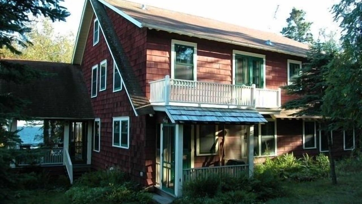 Tofte House | Cedar Cliff Retreat - Stunning 1920's Craftsman on Lake Superior Shore