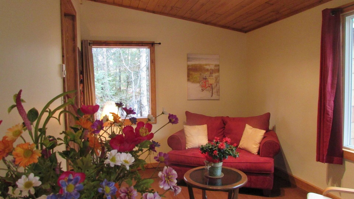 Kaslo Cottage | Cedar Cottage, a private and cozy experience