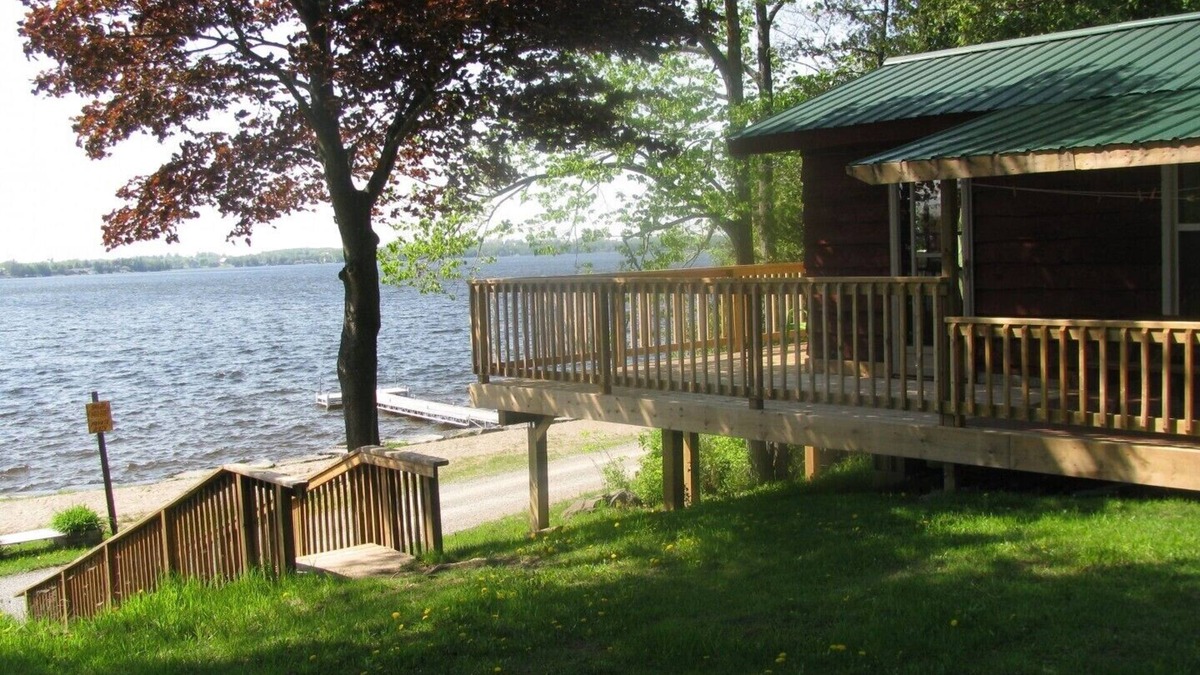 Isaacs Glen Cottage | Cedar Cottage at Shiloh Cottages - Fenelon Falls