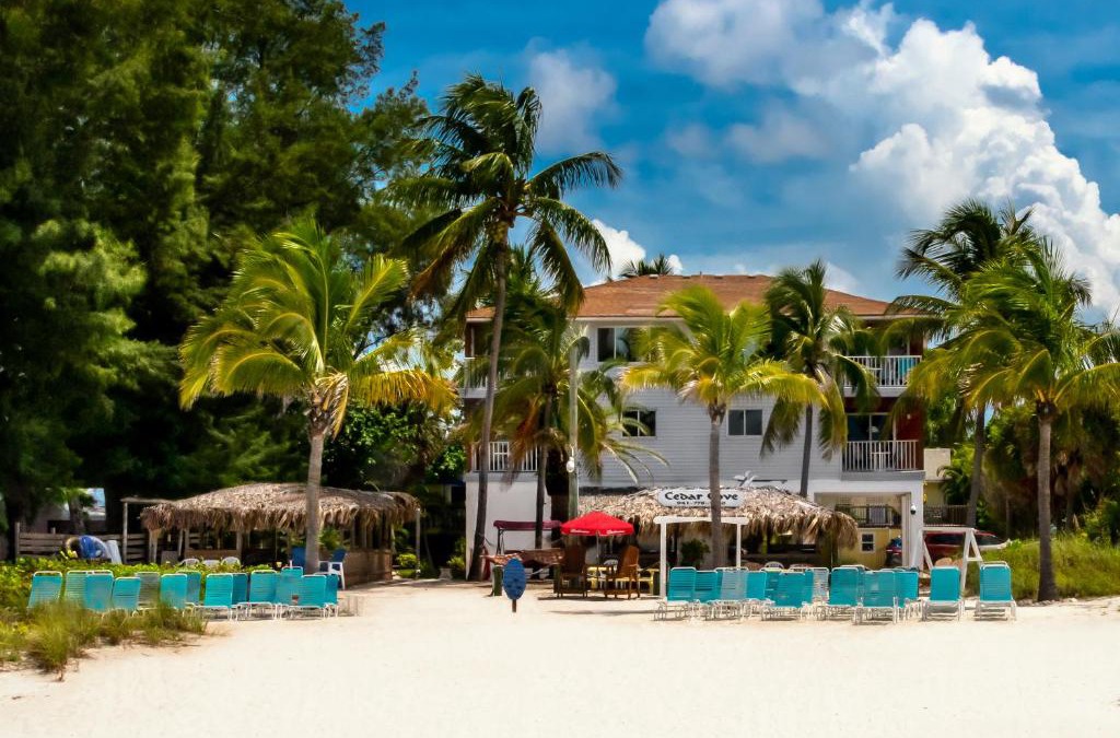 Holmes Beach Hotel | Cedar Cove Resort & Cottages