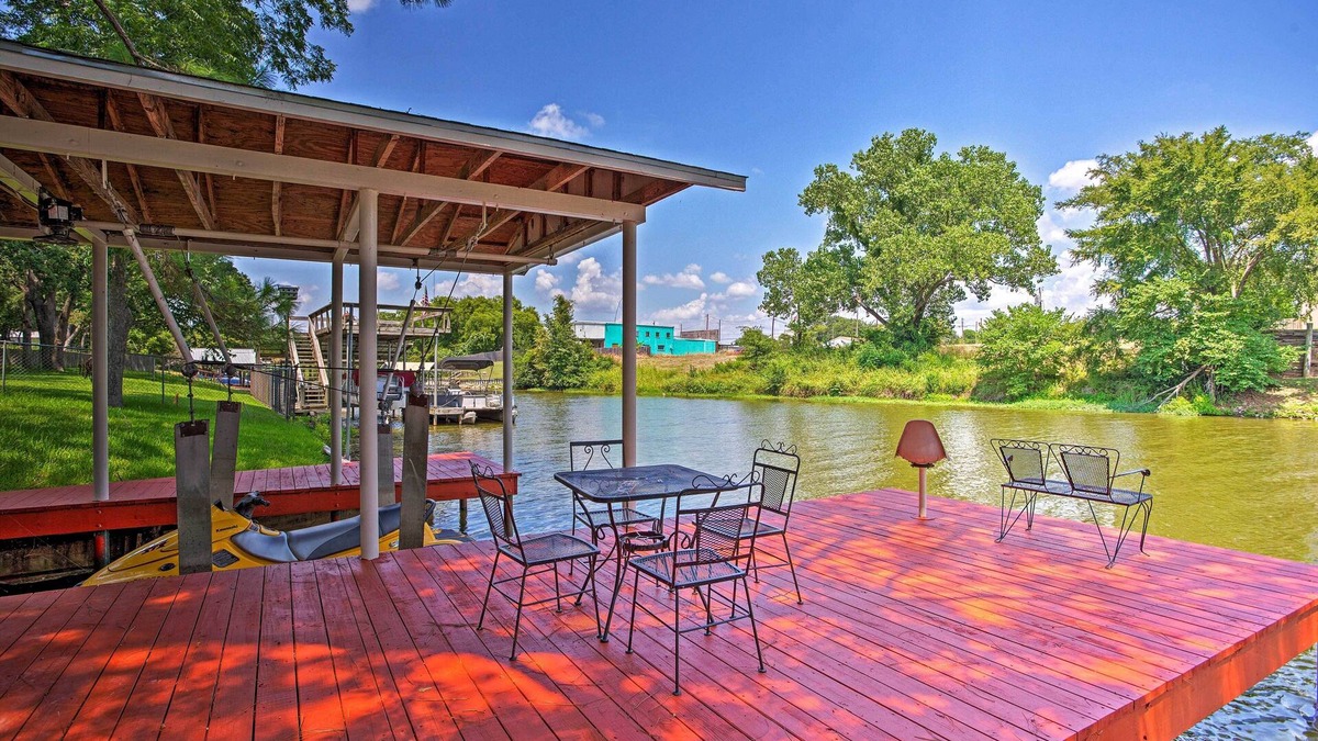 Gun Barrel City House | Cedar Creek Reservoir Home w/Deck & Dock