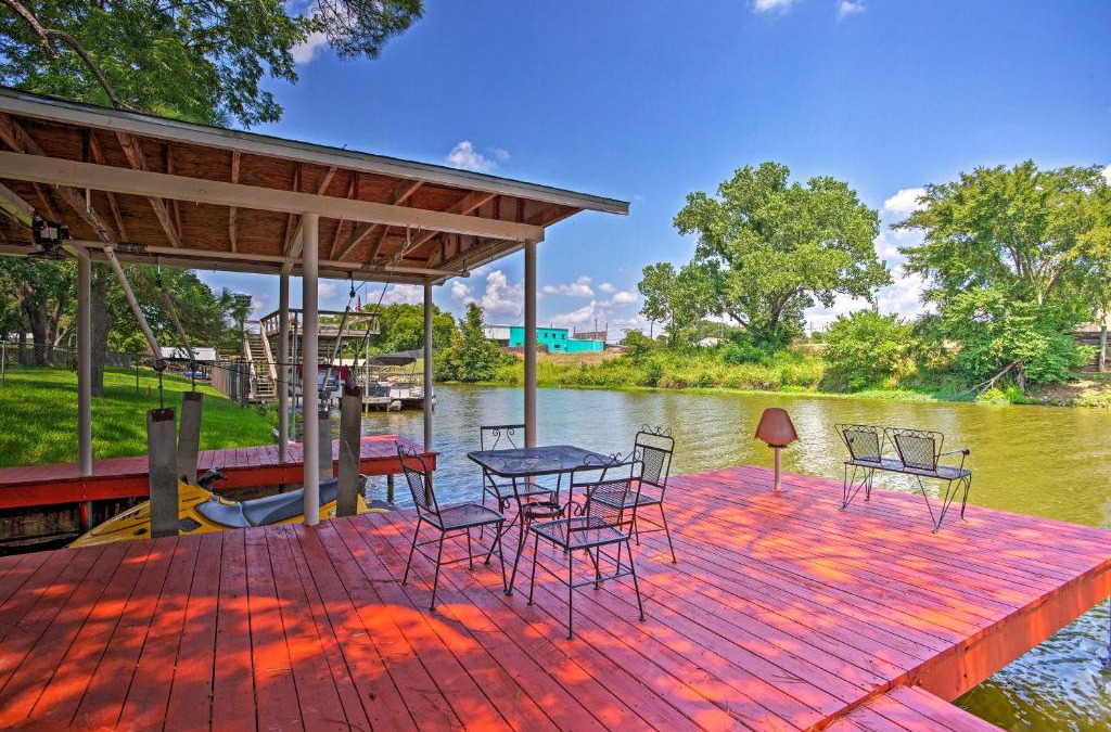 Gun Barrel City House | Cedar Creek Reservoir Home with Deck and Dock