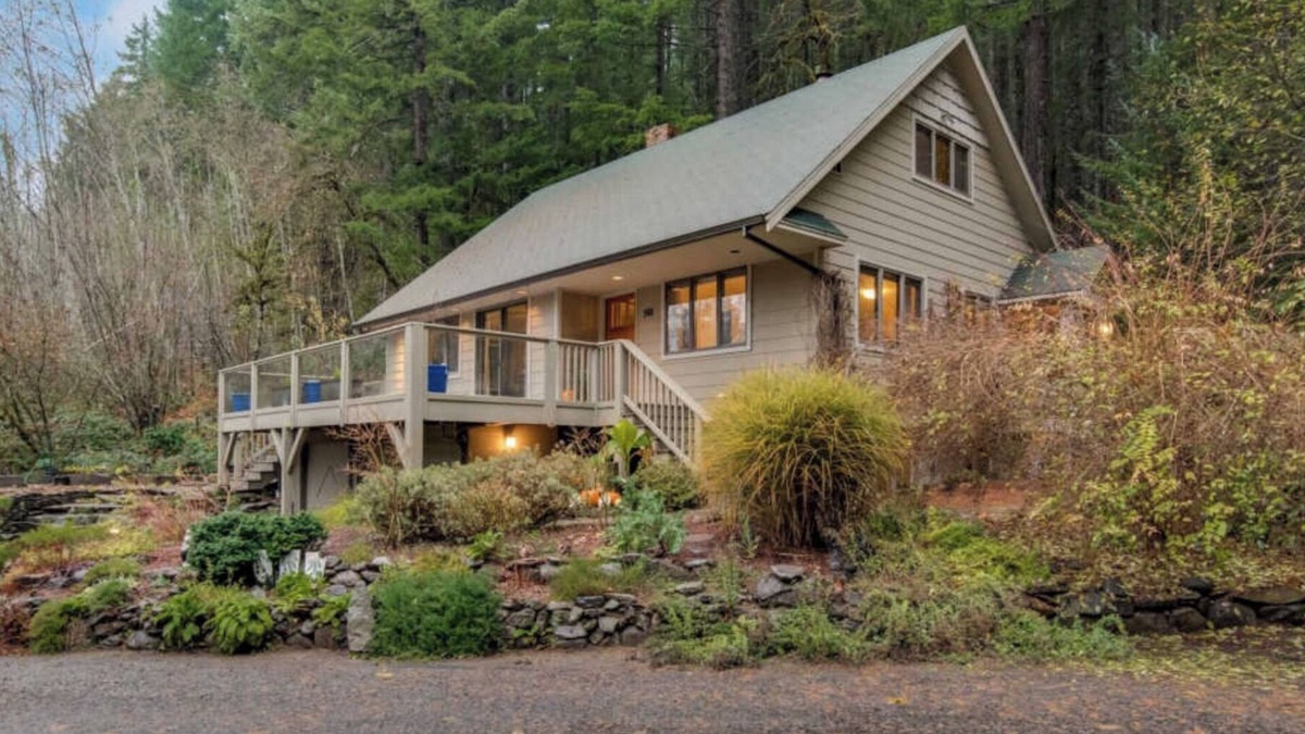 Carson House | Cedar Creek Sanctuary. 3br on Nat. Forest Land. Outdoor adventure basecamp.